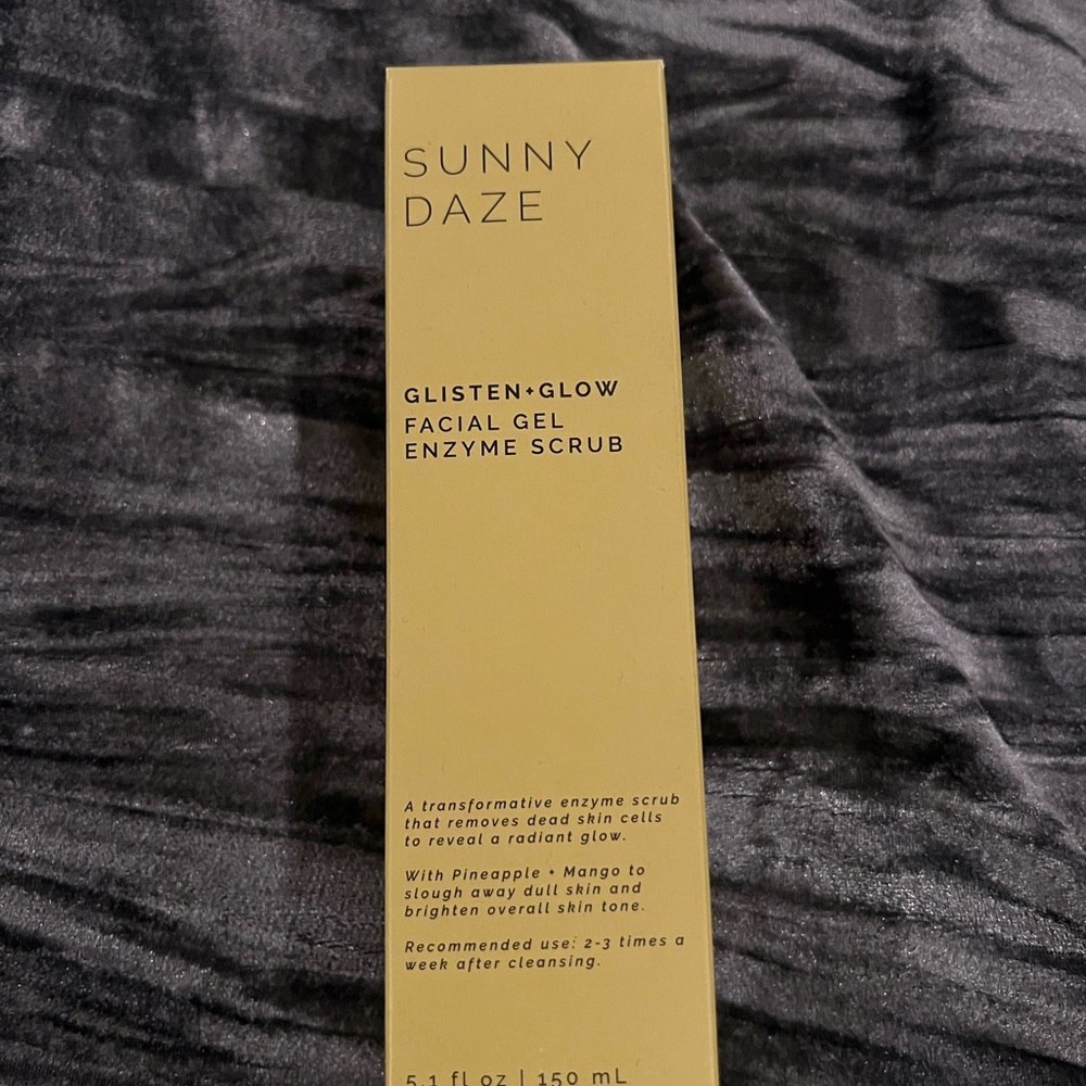 Sun & Moon SUNNY DAZE GLISTEN + GLOW
FACIAL GEL ENZYME SCRUB